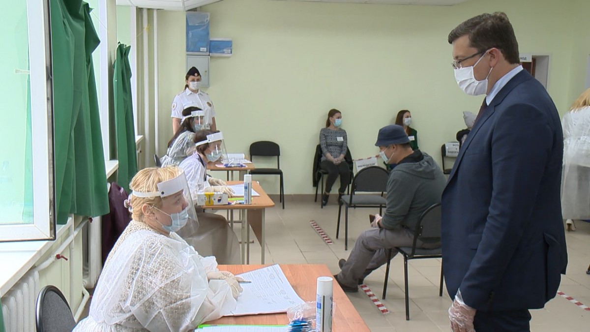Глеб Никитин проверил соблюдение мер безопасности на избирательном участке в Нижнем Новгороде