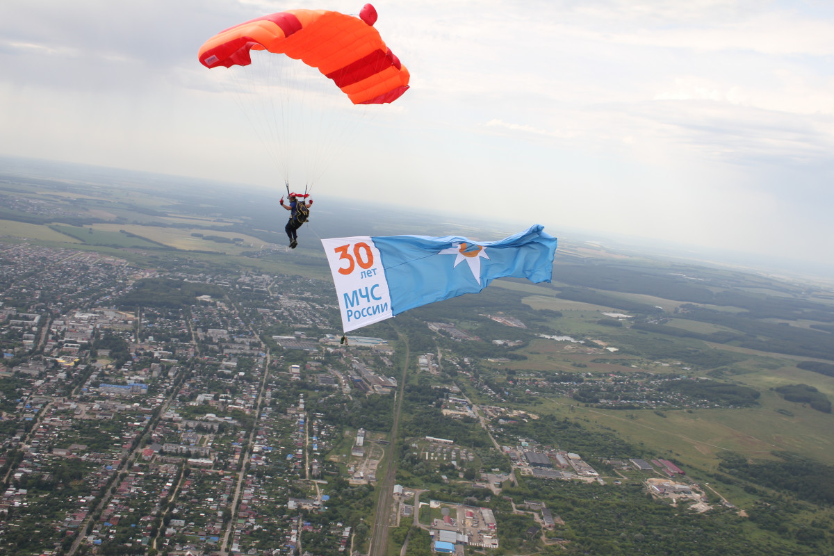 Нижегородские спасатели развернули в небе флаг в честь 30-летия МЧС