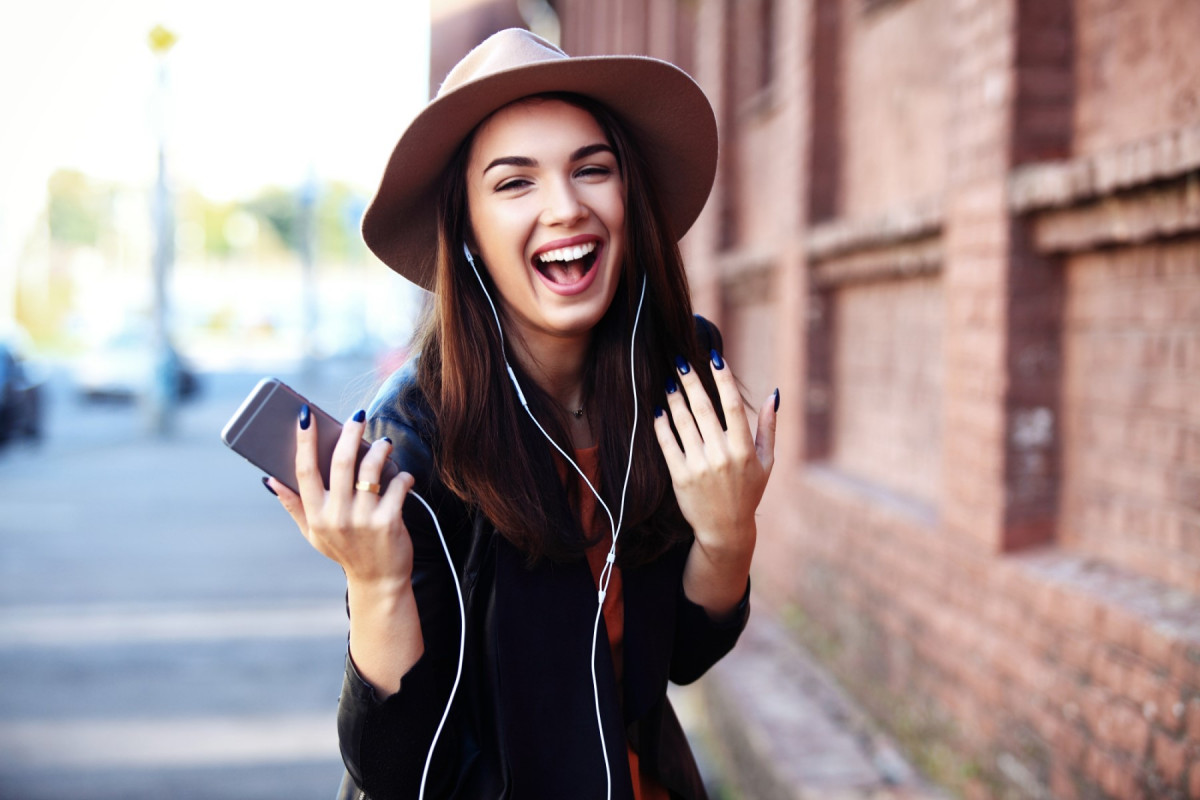 Абоненты Tele2 слушают музыку более часа в день