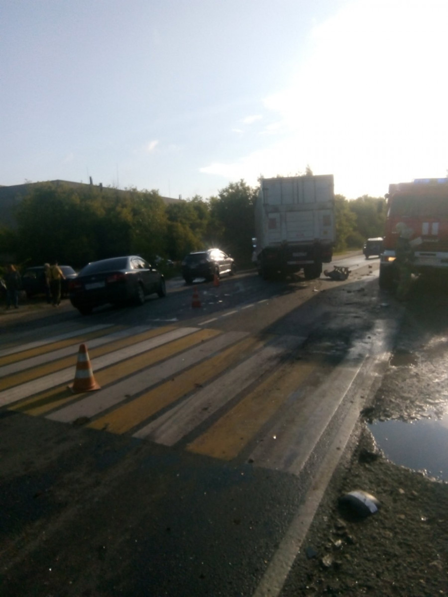 Автобус с пассажирами и КАМАЗ столкнулись в Дзержинске утром