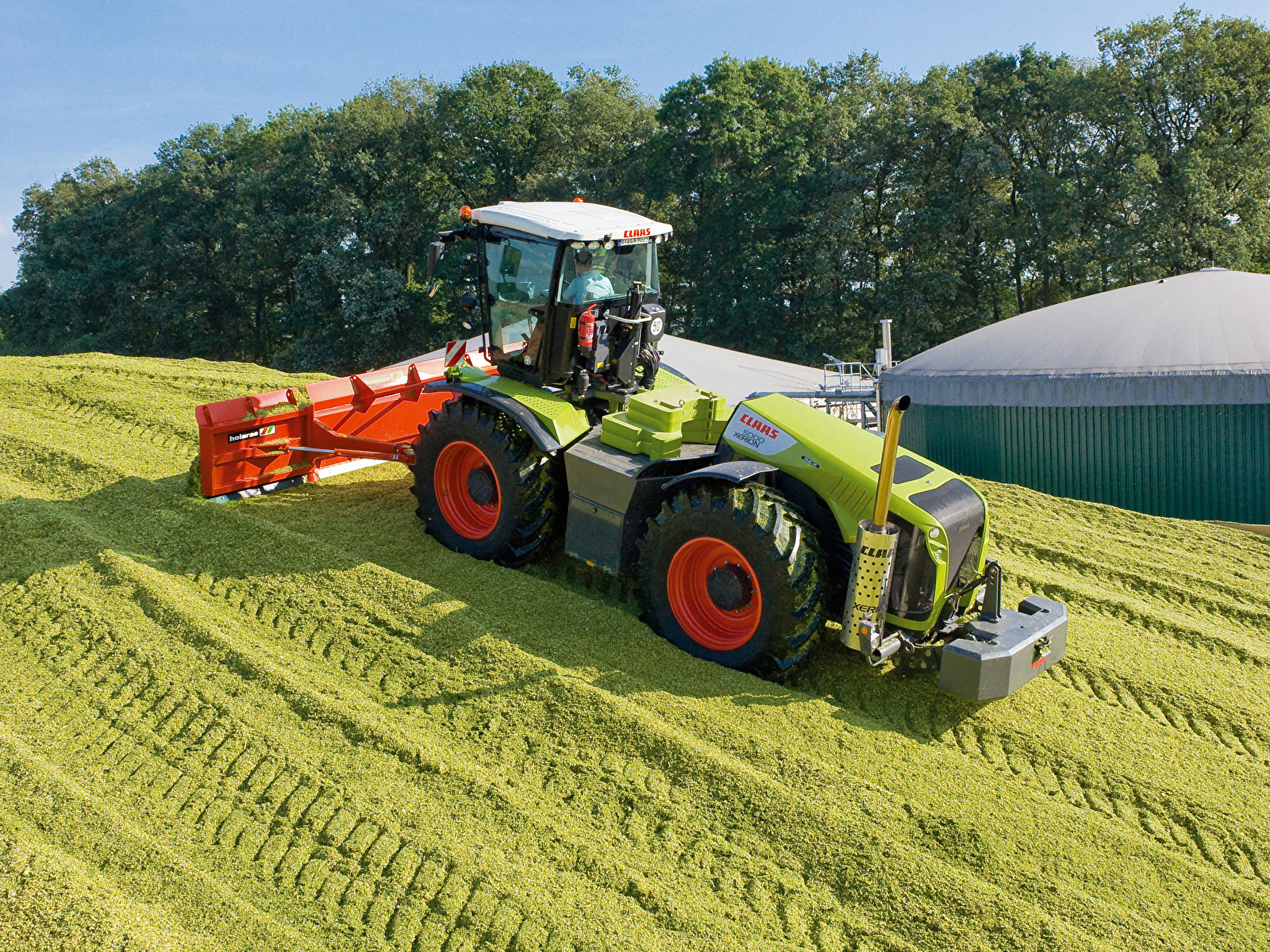 "She thinks my tractors Sexy" introducing the new john deere 8rx - YouTube