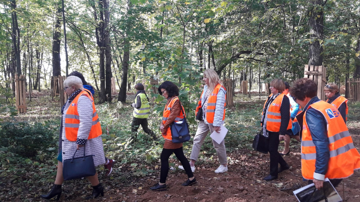 Директоры нижегородских школ осмотрели ход благоустройства в парке «Швейцария»