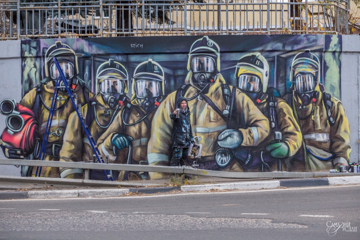 Илья Спиченков заканчивает граффити на Окском съезде, посвященное 30-летию МЧС России