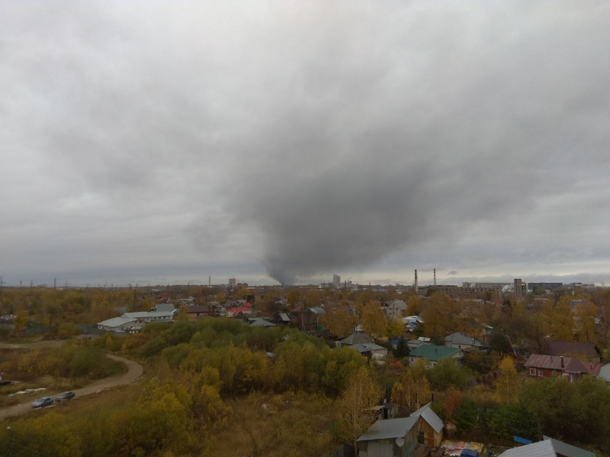 Складские помещения на площади 800 квадратных метров горят в Нижнем Новгороде