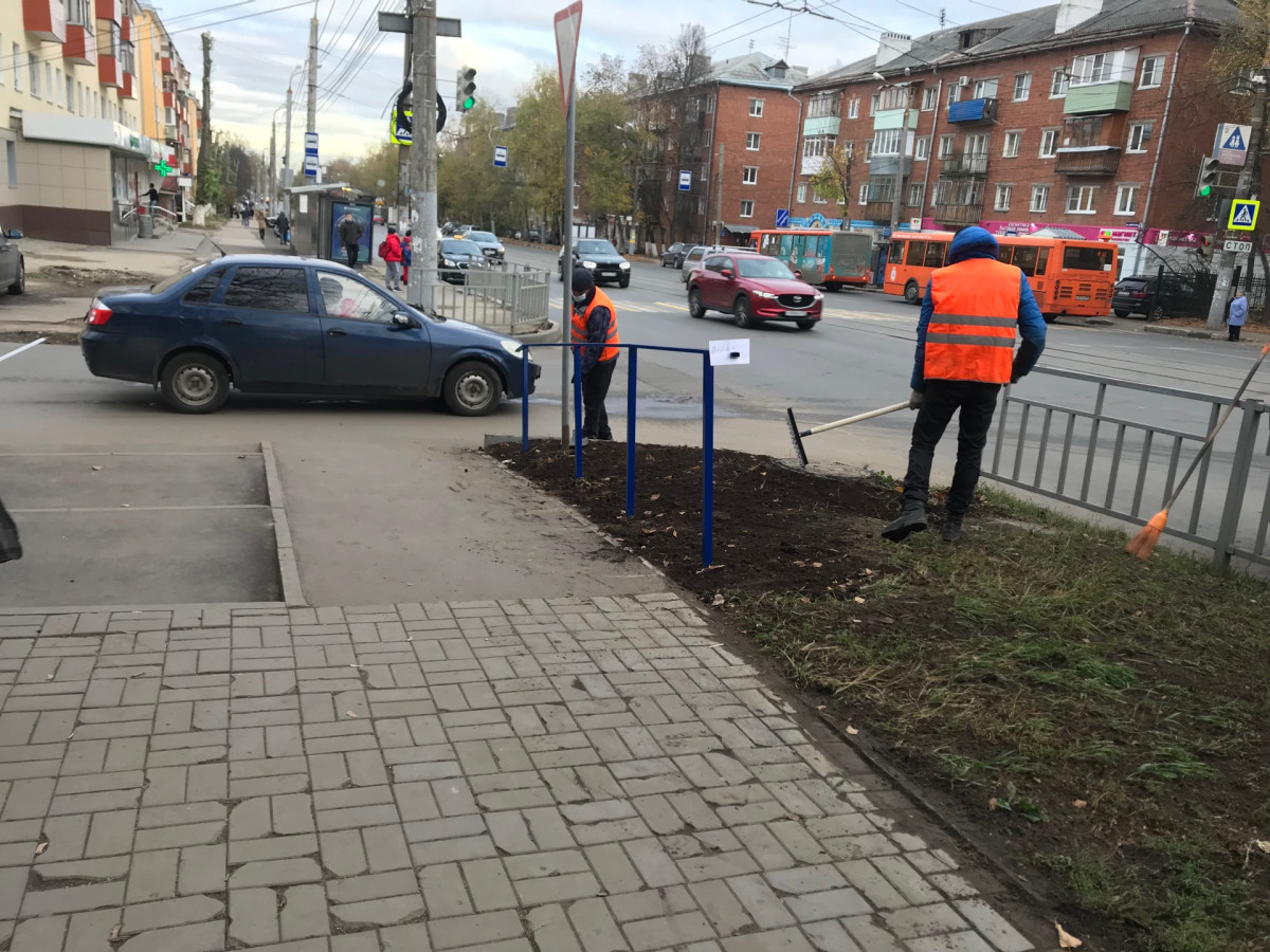 Перила появились на пешеходном спуске в Советском районе