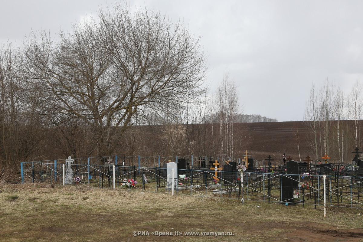 Надгробия с фотографиями выкинули на дзержинском кладбище