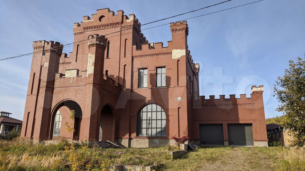 Трёхэтажный замок продаётся в Кстовском районе за 15 млн рублей