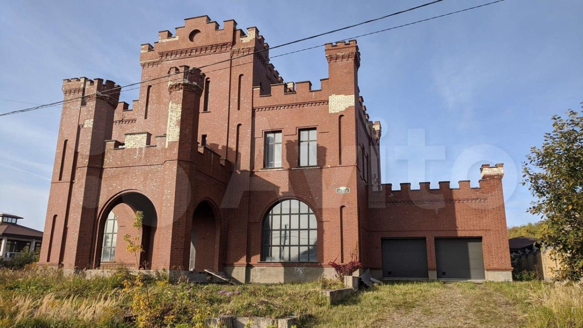 Трёхэтажный замок продаётся в Кстовском районе за 15 млн рублей