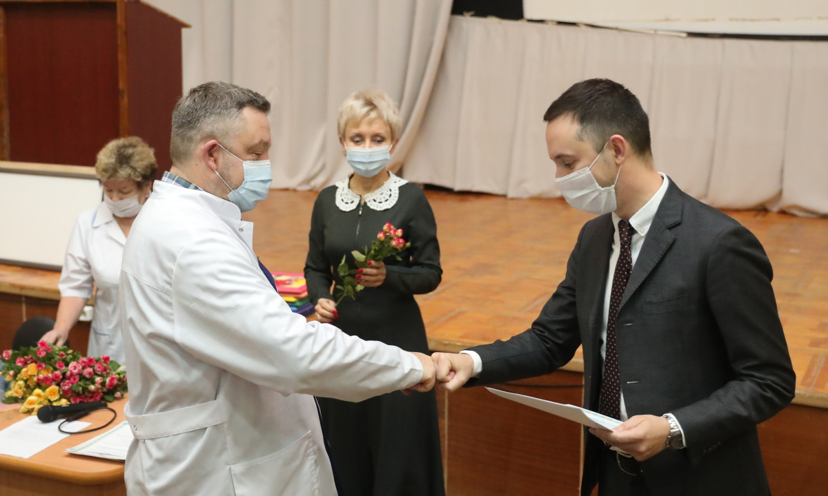 Давид Мелик-Гусейнов вручил грамоты врачам детской областной больницы