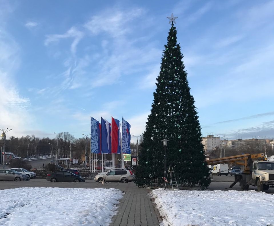 Первые новогодние елки начали устанавливать в Нижнем Новгороде