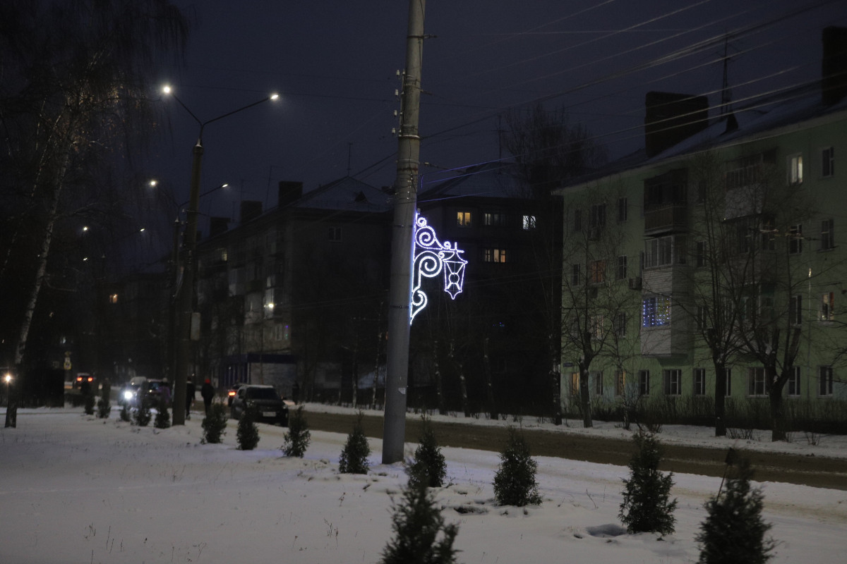 Улицы Дзержинска украшают праздничной иллюминацией