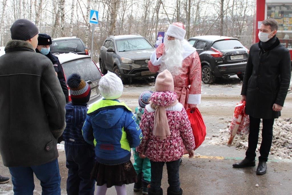 Маленькие нижегородцы начинают получать поздравления от полицейского Деда Мороза