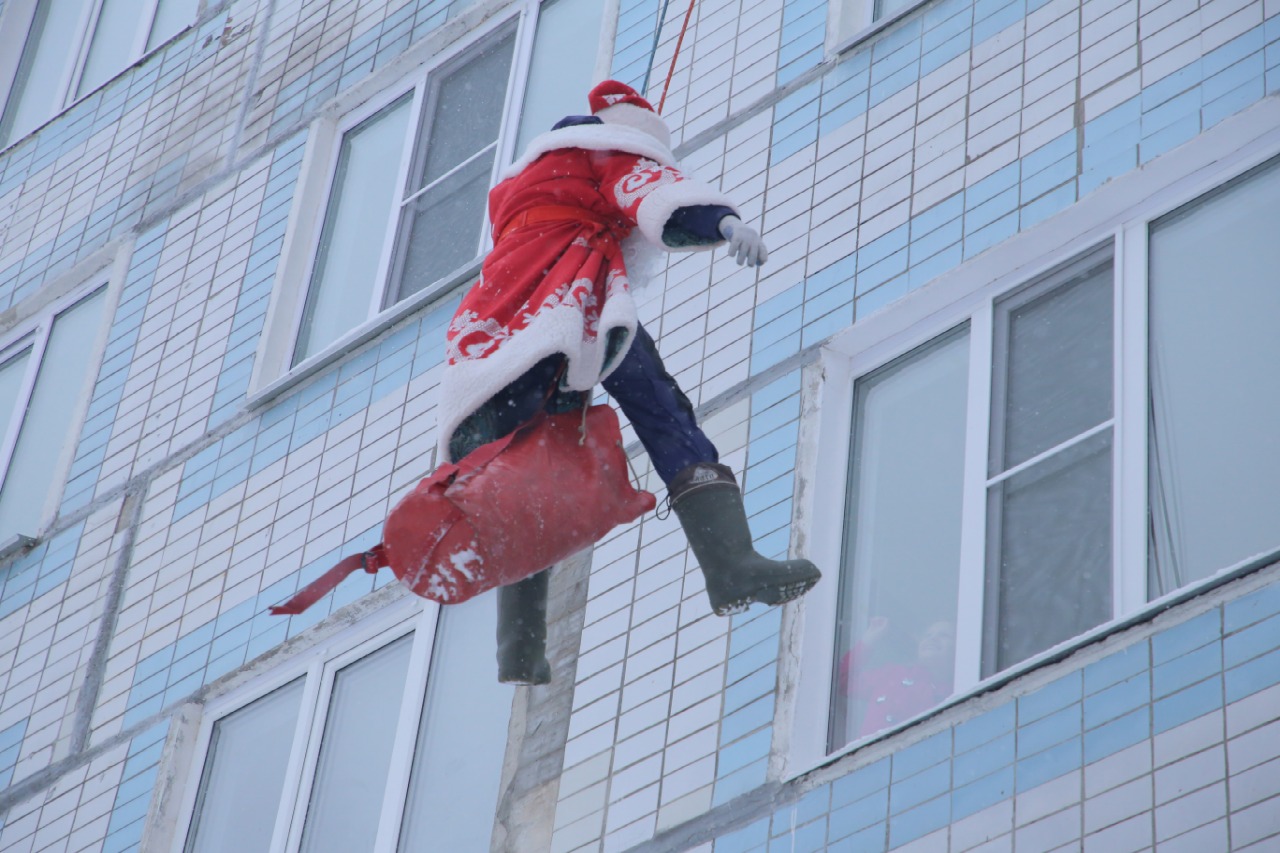 Переодевается в окне. 24 этаж дед мороз. Здравствуй дедушка мороз 2021. Подарок в окно альпинистами. Дед мороз ханты-мансийск.