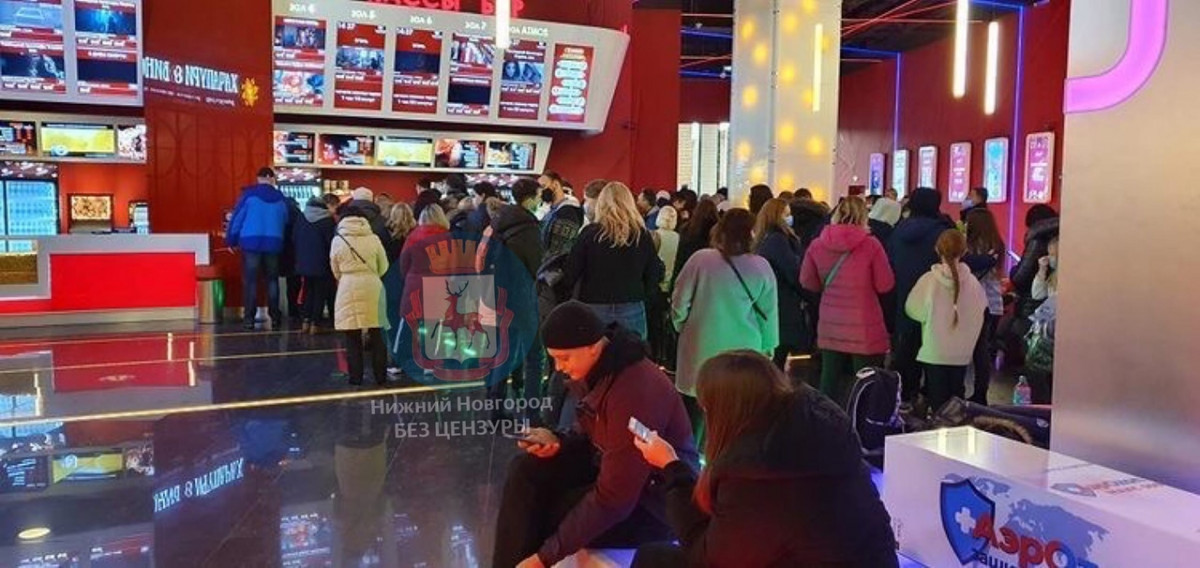 Огромные очереди у кинотеатров образовали нижегородцы в нескольких ТЦ