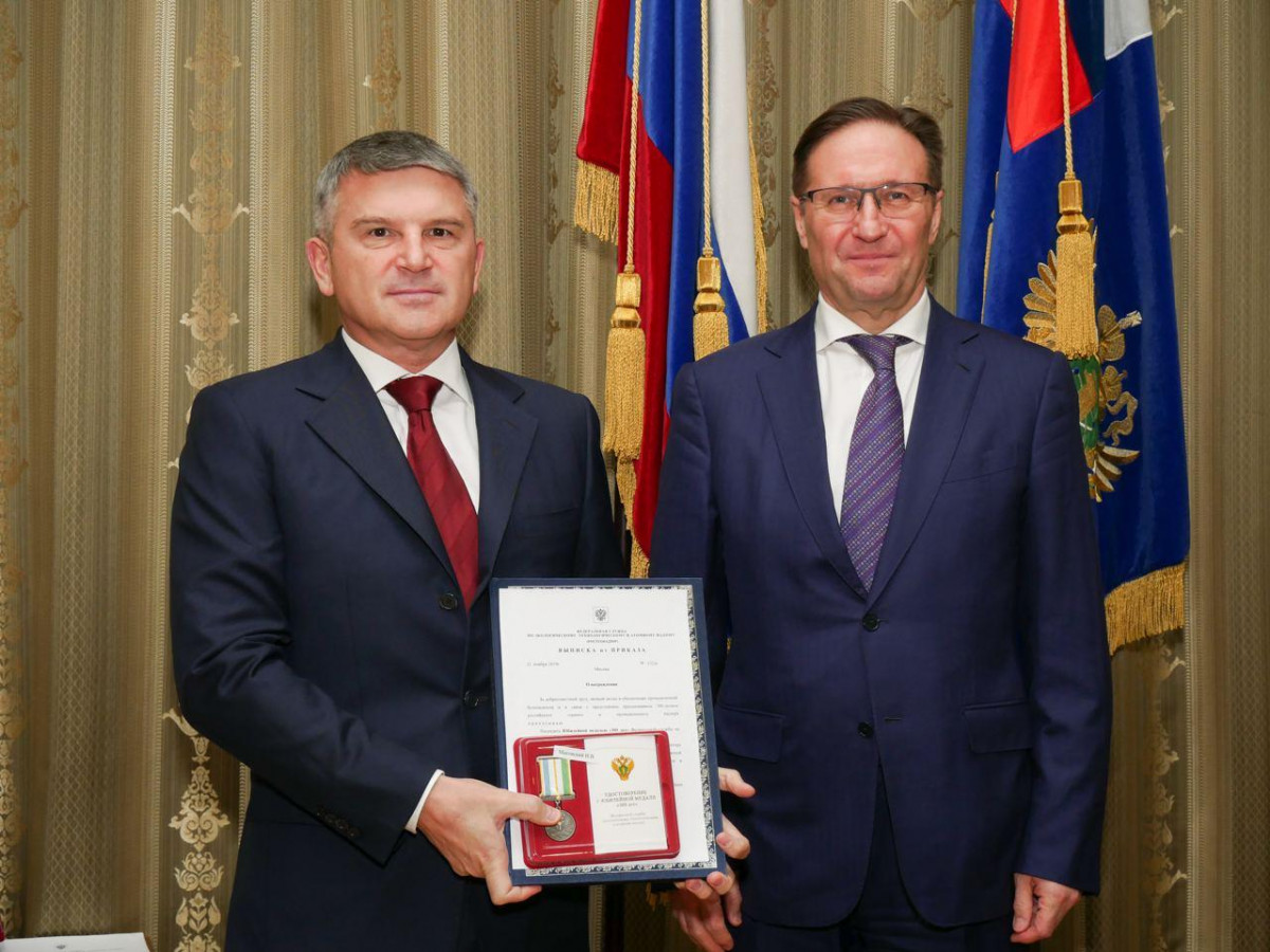 Руководитель Ростехнадзора Алексей Алёшин наградил Игоря Маковского юбилейной медалью ведомства