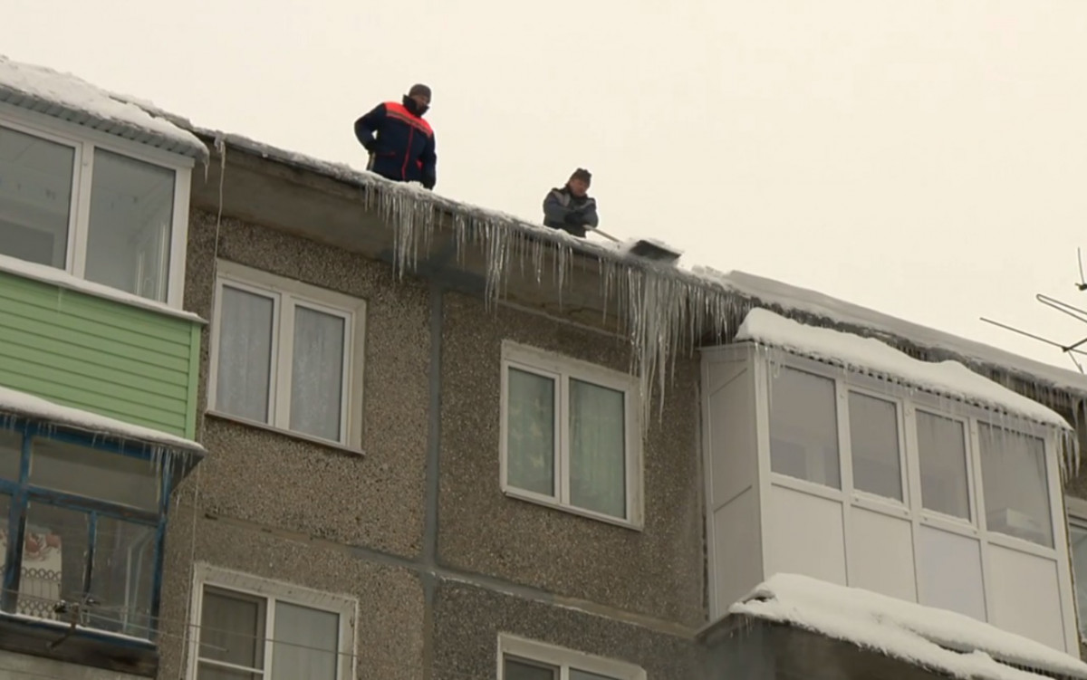 Качество уборки наледи на крышах более 900 зданий проверили сотрудники ГЖИ