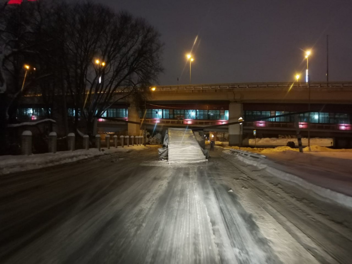 Грузовик MAN лишился кузова, проехав под метромостом в Нижнем Новгороде