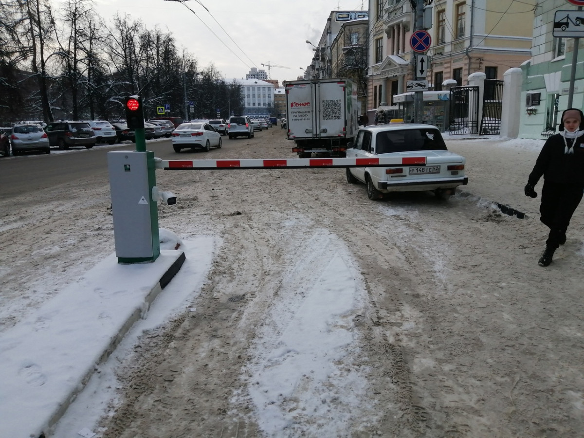 Платная парковка начала работать на площади Горького