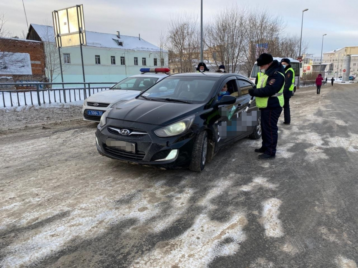 27 нарушений выявили в работе нижегородских такси