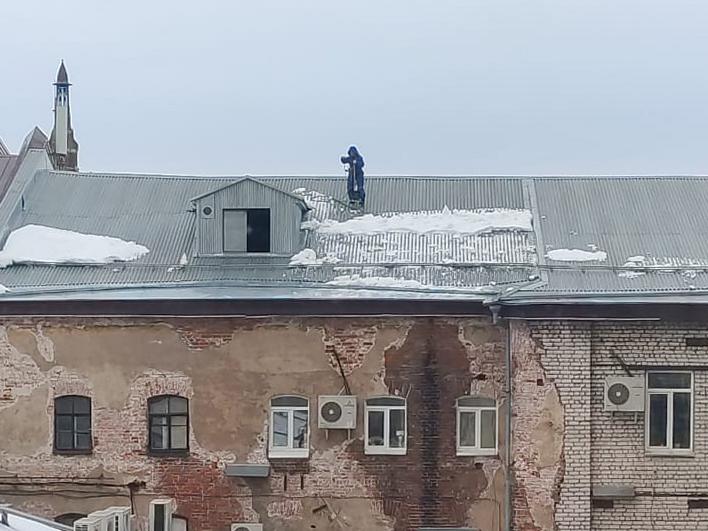 Более 170 фактов некачественной очистки крыш выявили сотрудники регионального ГЖИ