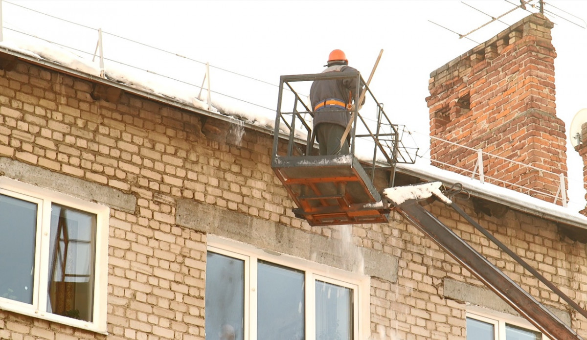 С начала года Дзержинский отдел ГЖИ Нижегородской области проверил уже более 500 многоквартирных домов, в которых и были выявлены нарушения в содержании дворовых территорий и крыш домов. Всего было со