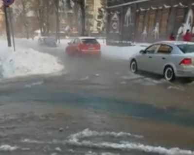 Водопровод прорвало на улице Гоголя