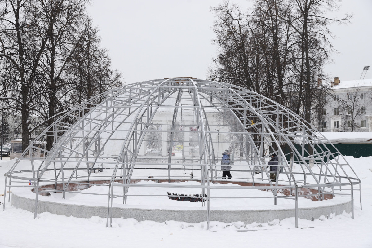 Установка купола над фонтаном завершается в Центральном парке культуры и отдыха Дзержинска