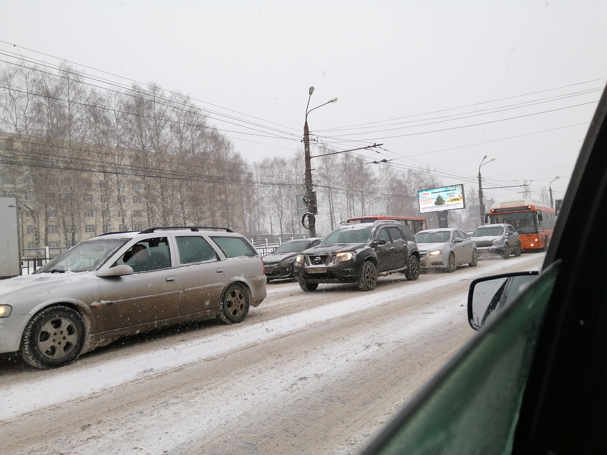 Девятибалльные пробки из-за снегопада сковали движение в Нижнем Новгороде