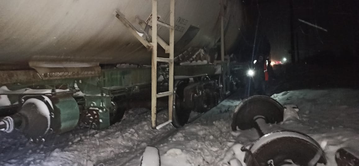 Появились фото с места схода вагонов поезда с рельсов на ж/д в Нижегородской области