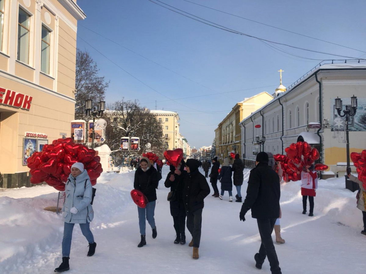 Воздушные шары в виде сердец раздают нижегородцам в День всех влюбленных