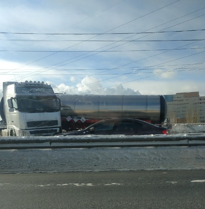 Фура заблокировала движение на Мызинском мосту в Нижнем Новгороде
