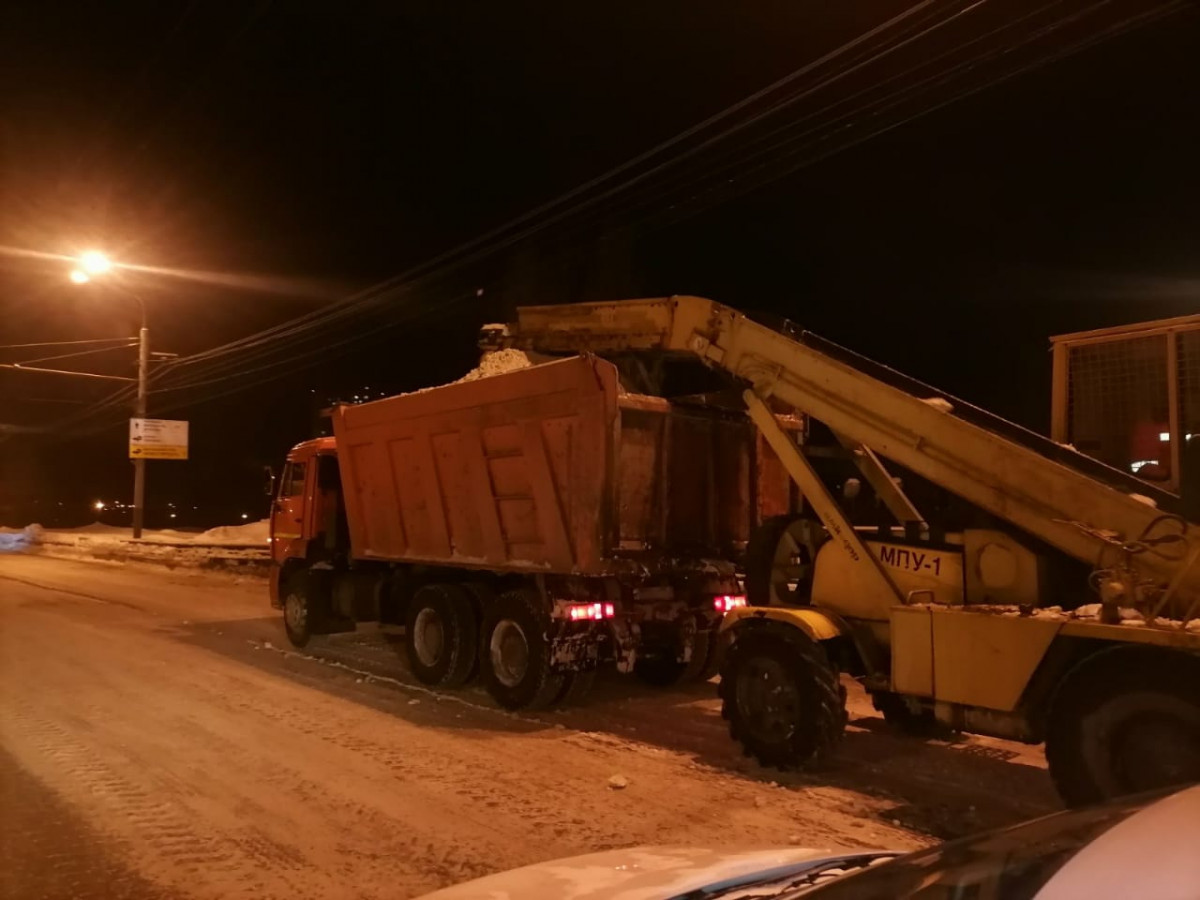 Около 60 единиц спецтехники убирает снег с улиц Приокского района