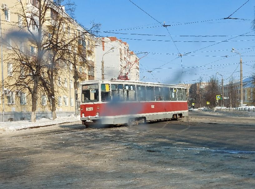 Трамвай развернуло на рельсах из-за снега в Канавинском районе