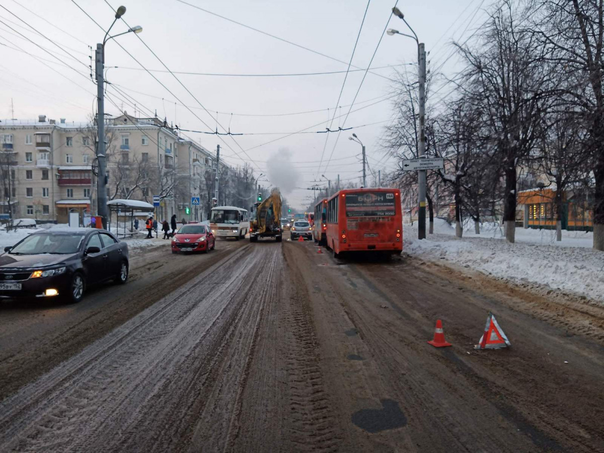 Две женщины пострадали при столкновении автобусов в Автозаводском районе