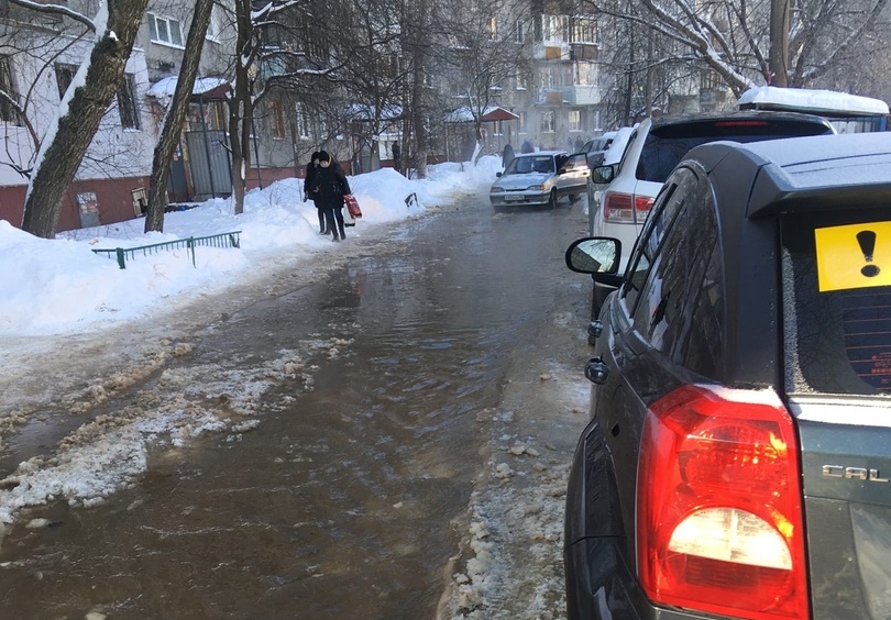 Утечка воды произошла на трубопроводе на улице Акимова в Канавинском районе