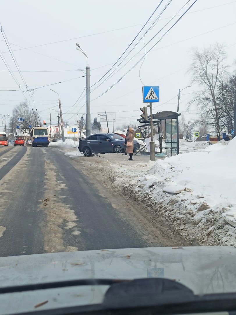 Mitsubishi протаранил остановку в Нижнем Новгороде