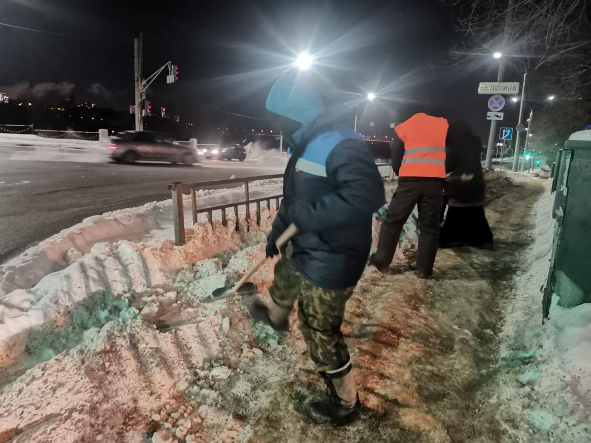 Снег продолжают убирать в Нижнем Новгороде 23 февраля