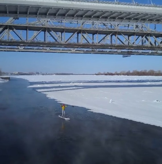 Нижегородский серфер проплыл по Волге в 25-градусный мороз