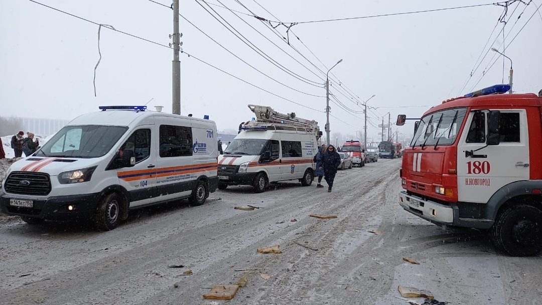 Девять бригад скорой помощи дежурят на месте взрыва на Мещерском бульваре