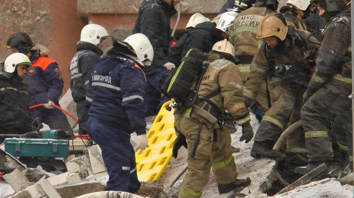 Женщину достали из-под завалов на месте взрыва на Мещерском бульваре