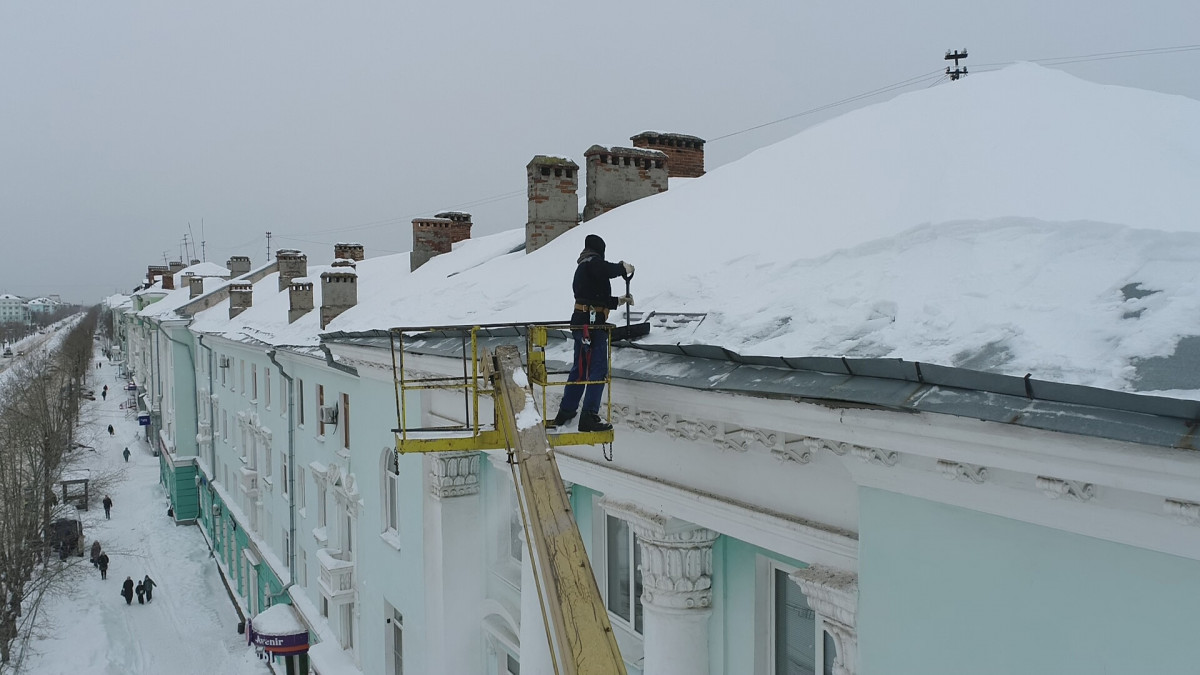 Администрация Дзержинска поставила на особый контроль работу по очистке крыш от снега