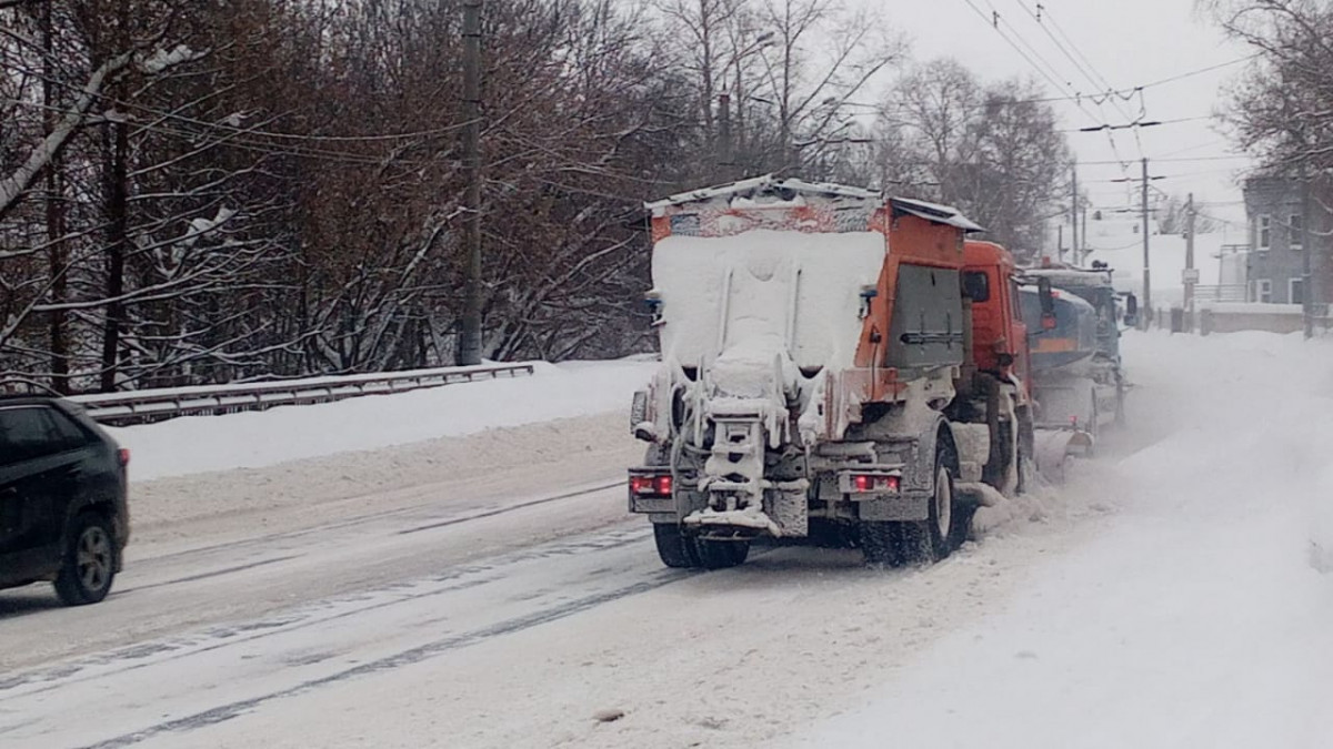 Дорожники Нижнего Новгорода продолжают очищать улицы от снега
