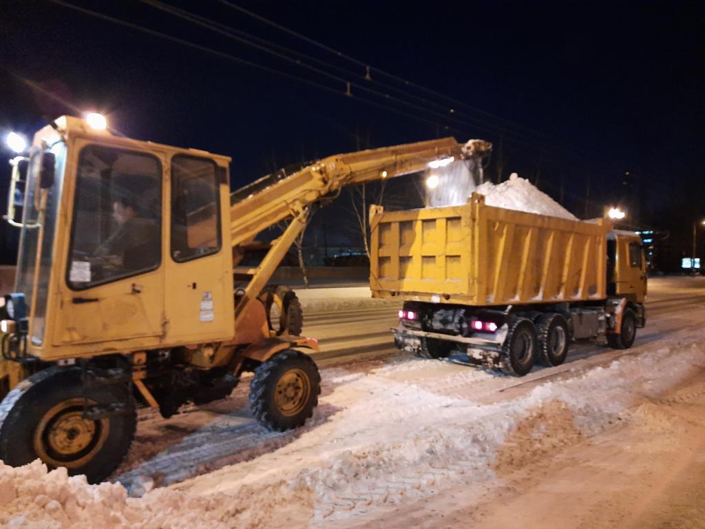 Дорожными службами Нижнего Новгорода, продолжающими работать в круглосуточном режиме, ведется уборка дорог и тротуаров