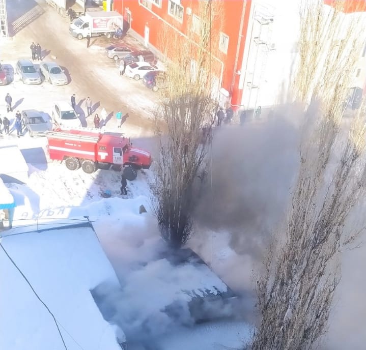 Кафе «Уют» горит на Комсомольской площади в Нижнем Новгороде