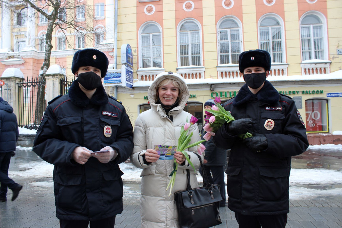 Цветы и открытки получили женщины от сотрудников полиции Нижнего Новгорода