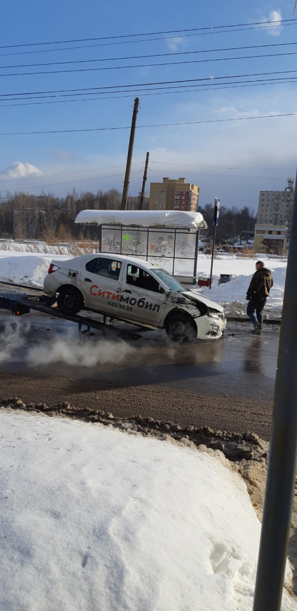 Водитель такси «Ситимобил» столкнулся с трактором в Нижнем Новгороде