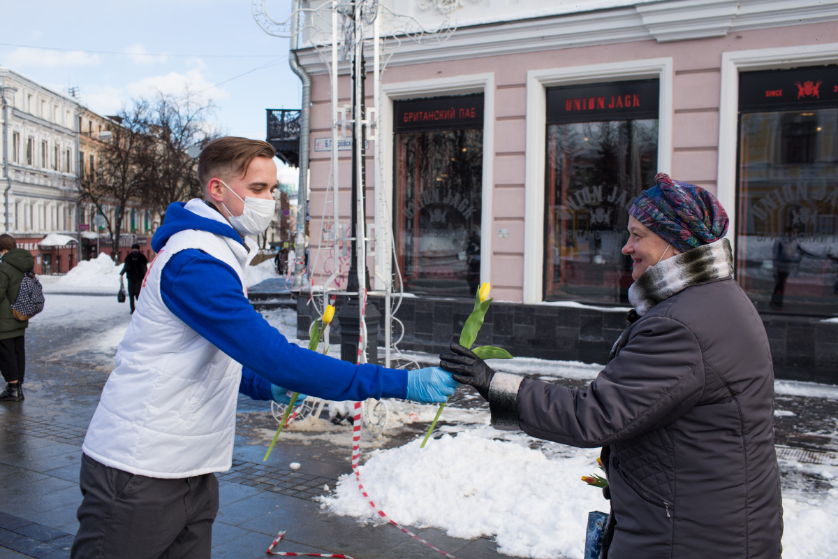 Тысячи тюльпанов подарили волонтеры женщинам в Нижнем Новгороде