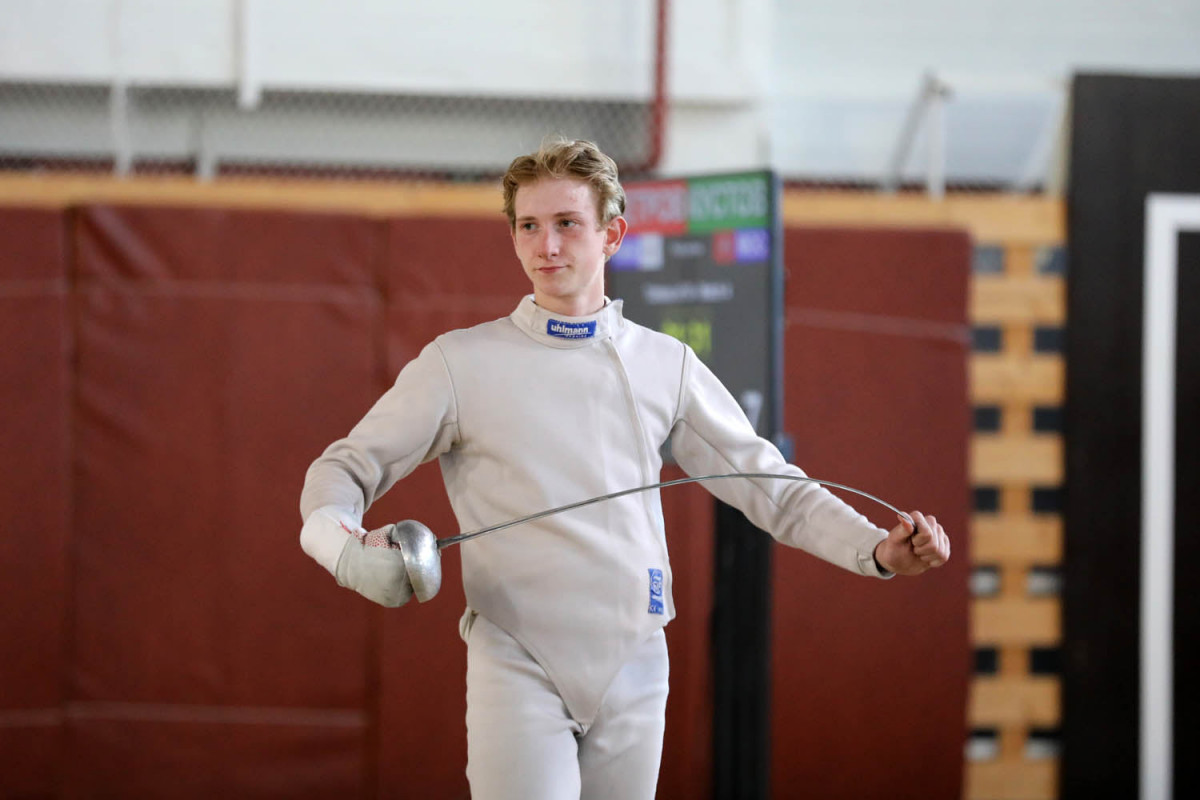 Максим Петров стал третьим на юниорском первенстве России по фехтованию на шпагах