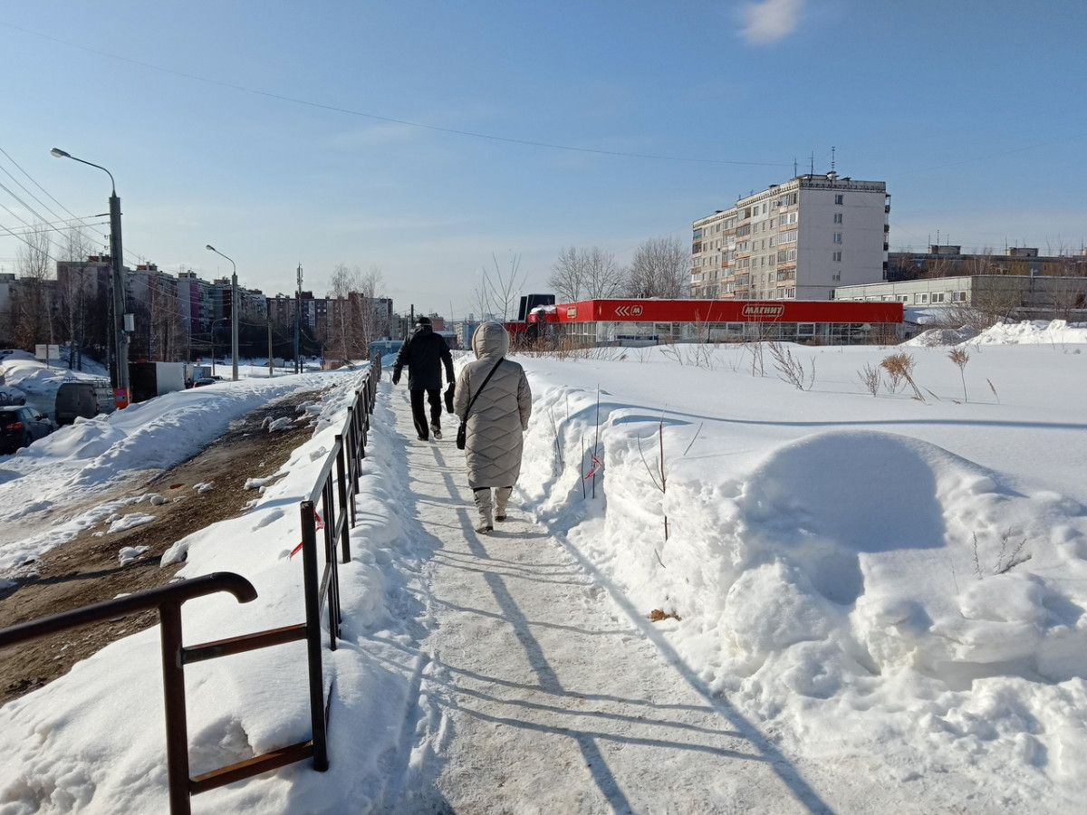 Синий забор демонтировали на улице Германа Лопатина в Нижнем Новгороде