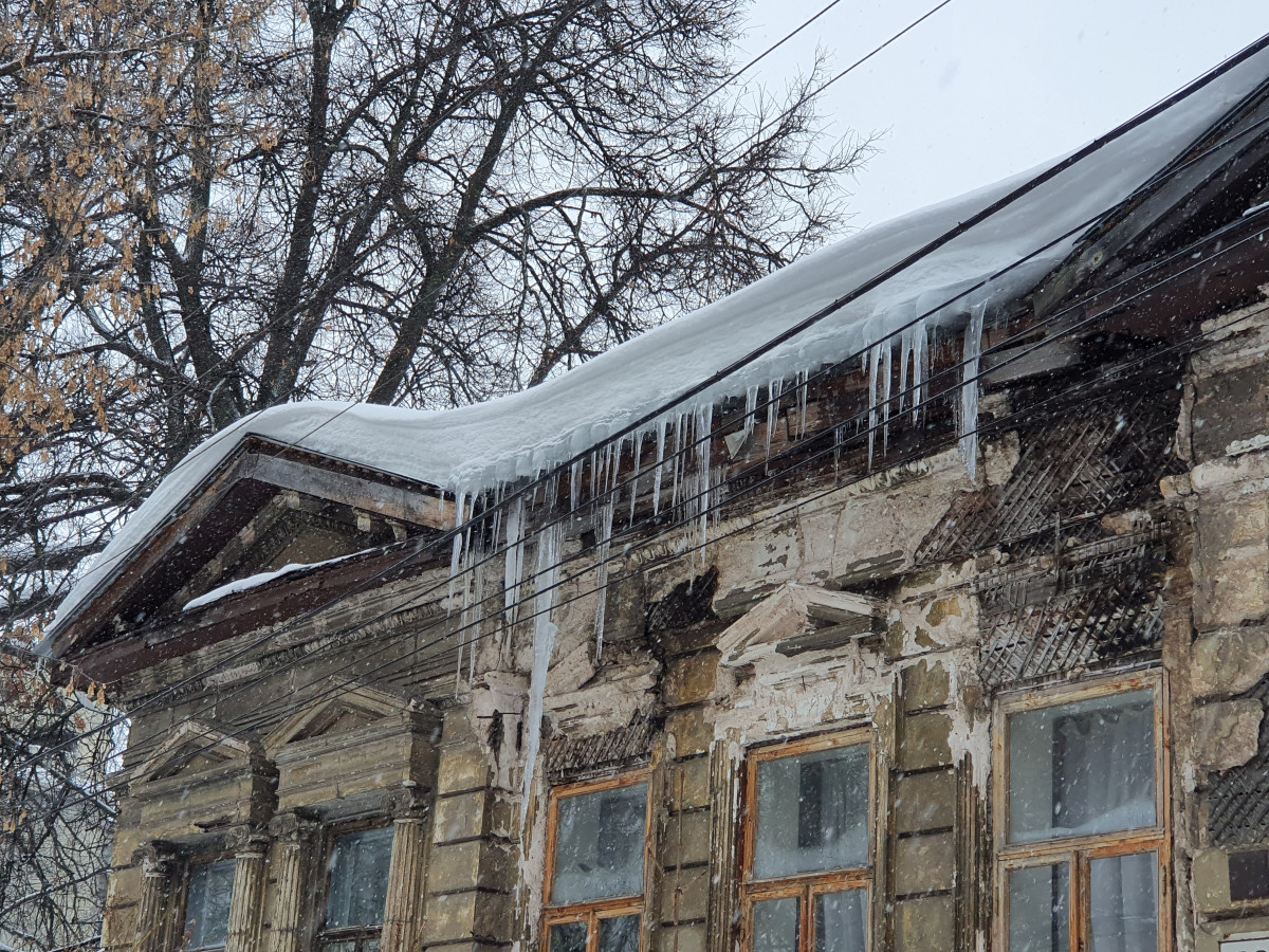 ДУКи Нижегородского района получили 8 предписаний из-за ненадлежащей очистки крыш
